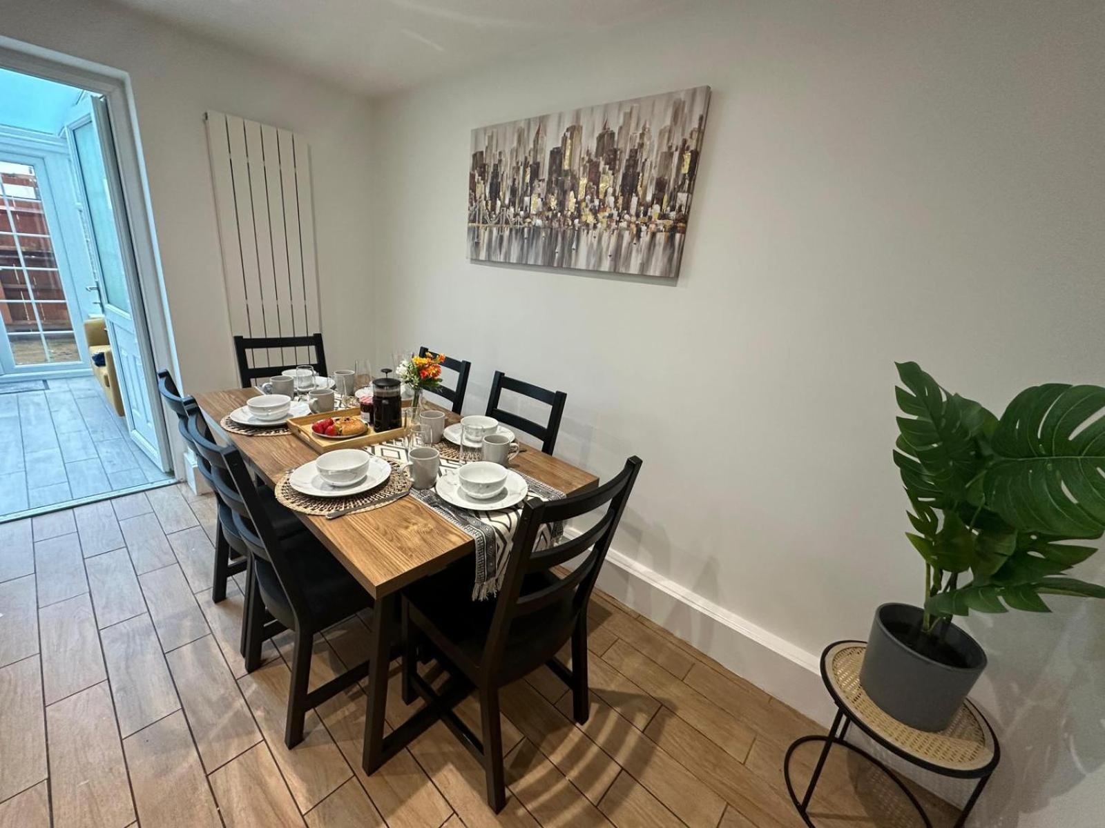 Rooms In Stylish House Milton Keynes Exteriör bild