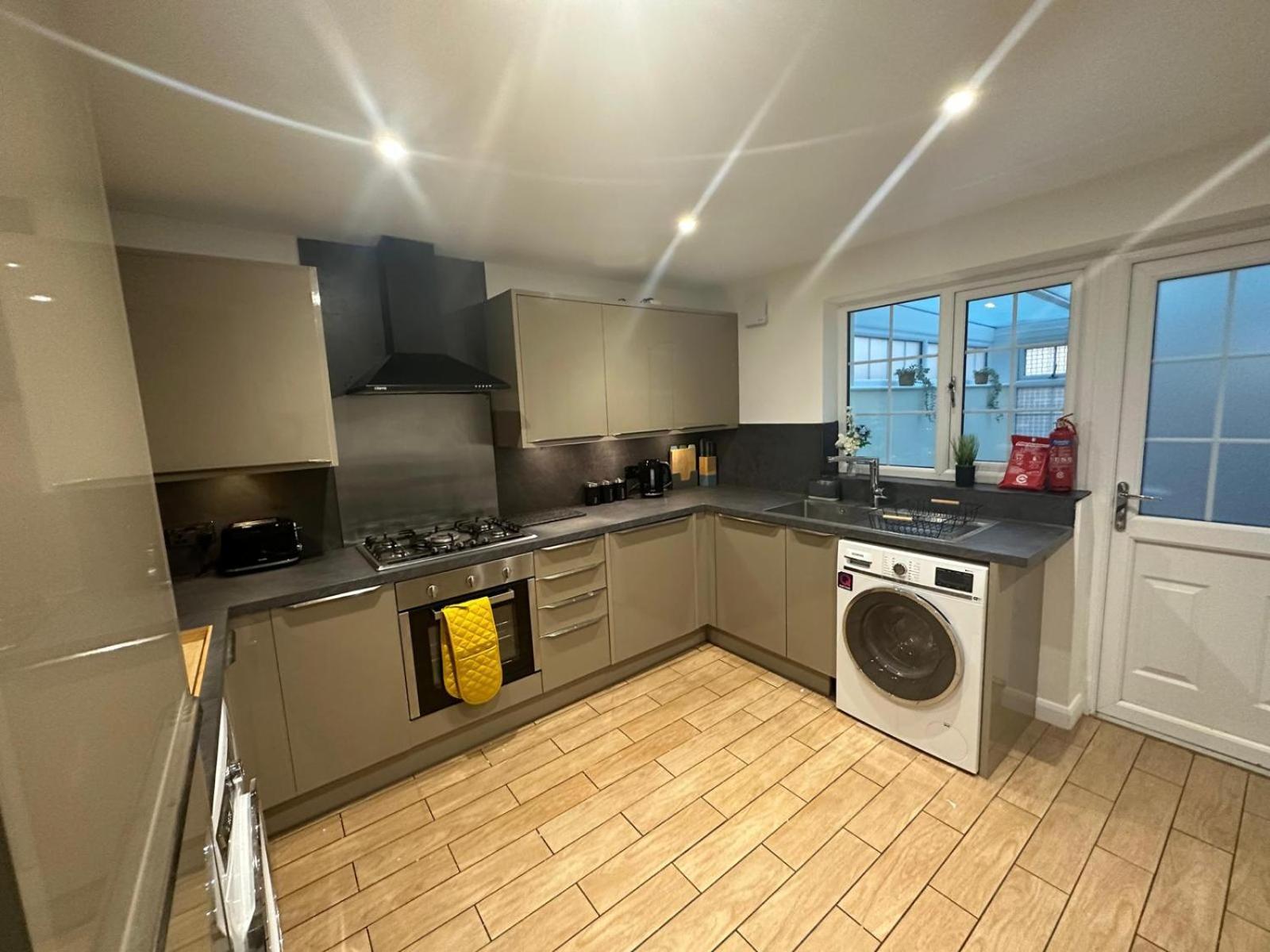 Rooms In Stylish House Milton Keynes Exteriör bild