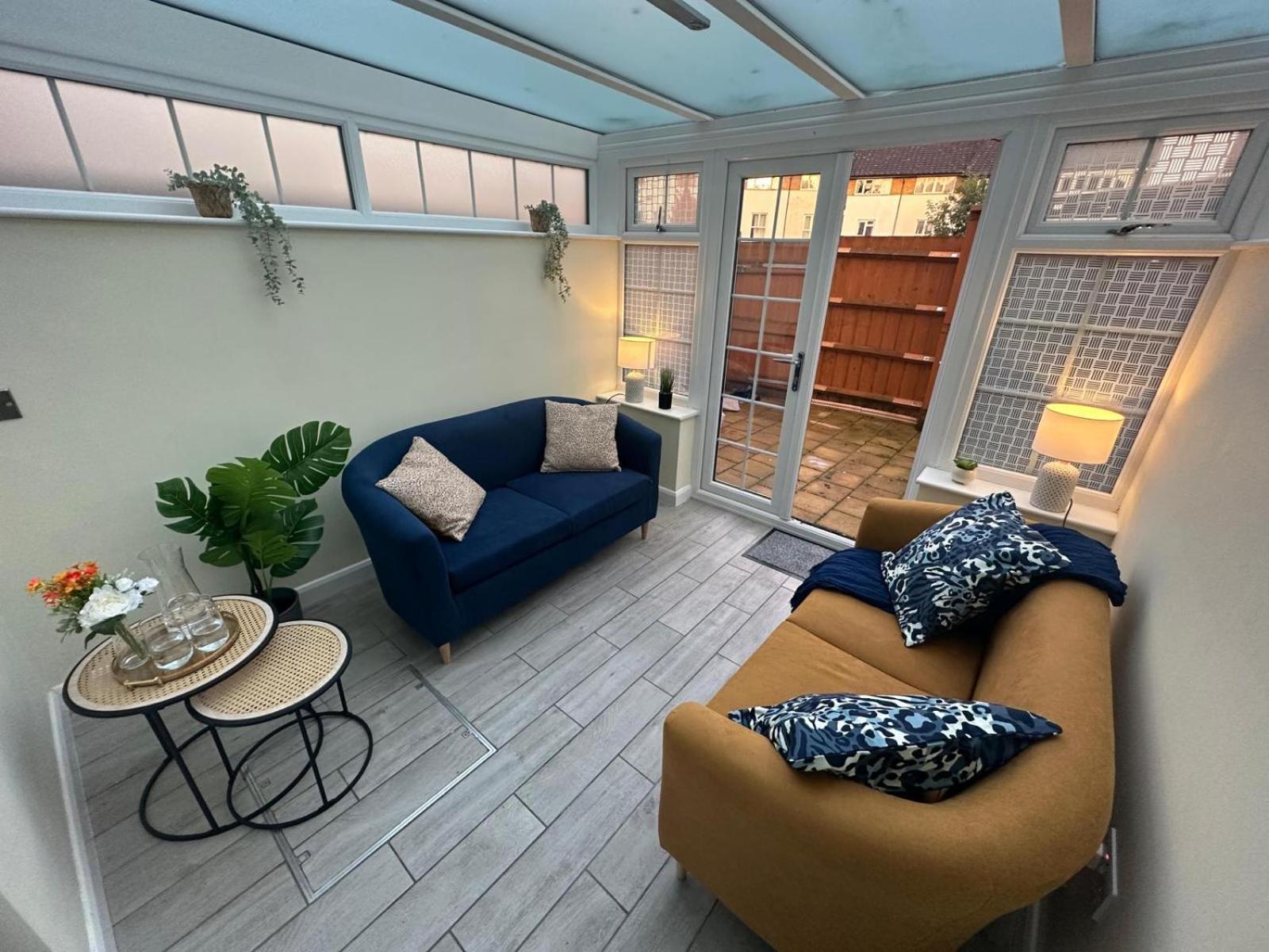 Rooms In Stylish House Milton Keynes Exteriör bild